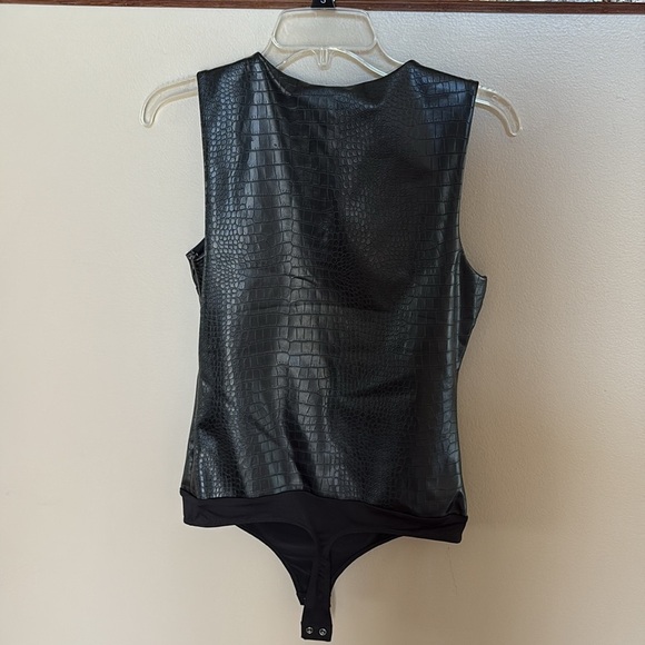 Express Black Textured embossed Faux Leather Bodysuit thong sleeveless stretch M - Picture 7 of 12